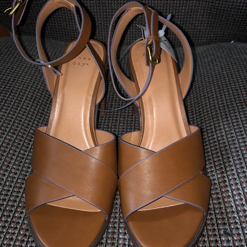 Brand New Summer Wrdges